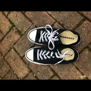 black low top converse size 8